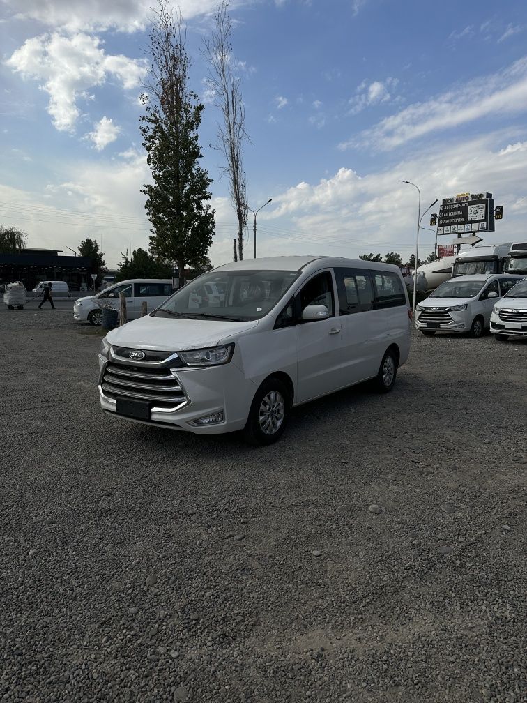 Jac M4 Mikroaftobuslar endi Miniven ko'rinishda