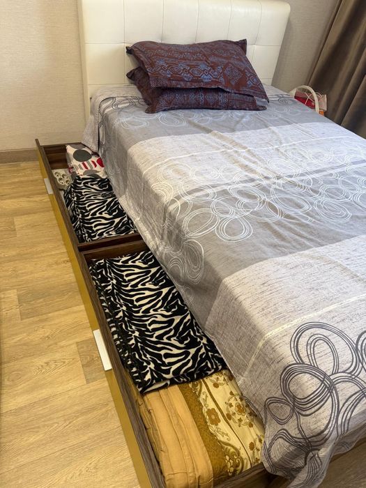 Кровать полуторная 1,5 метра с матрацем . Качественная ,фабричная.