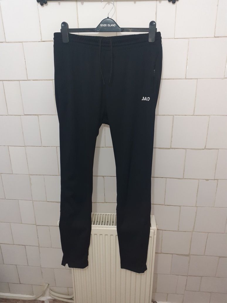Pantaloni trenig marca jaco mărime L culoare neagra