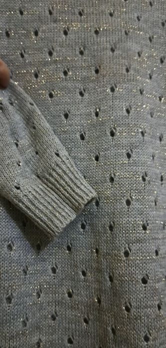 Bluza cu fir auriu și decupaje