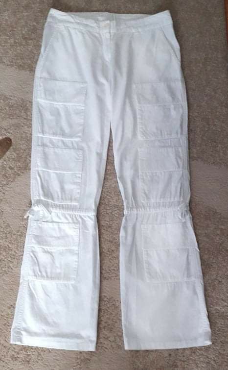 Pantaloni albi cu buzunare