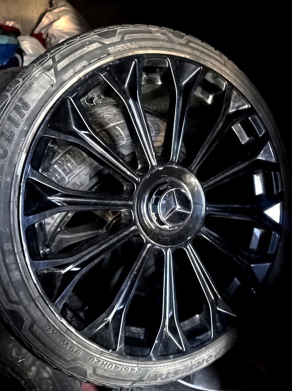 Mersedes AMG diska
R20 Malibu premyerda turgan jentra boshqa moshinala