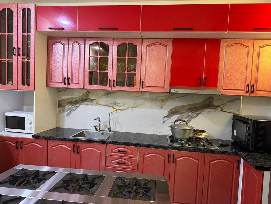 Кухонный гурнитур общ сотилади.