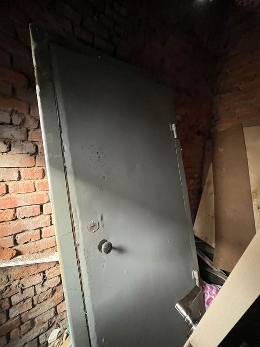Продам б/у железную дверь