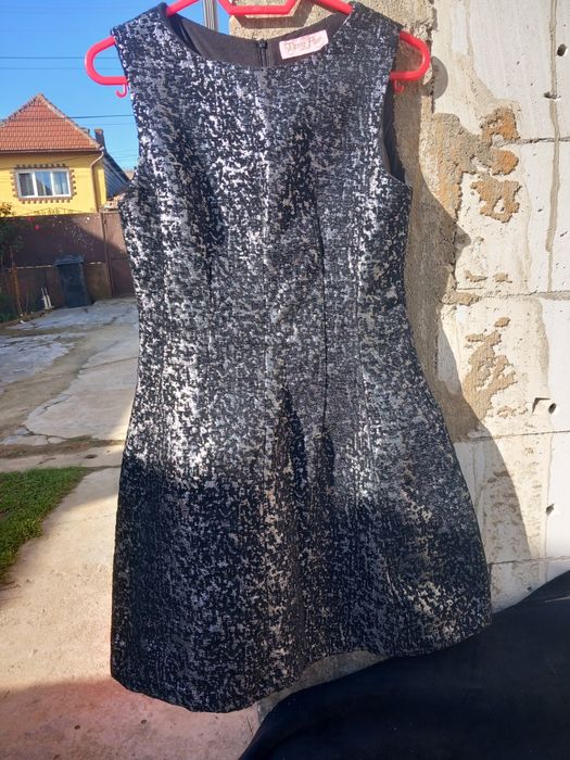 Vând rochiță neagră  cu argintiu