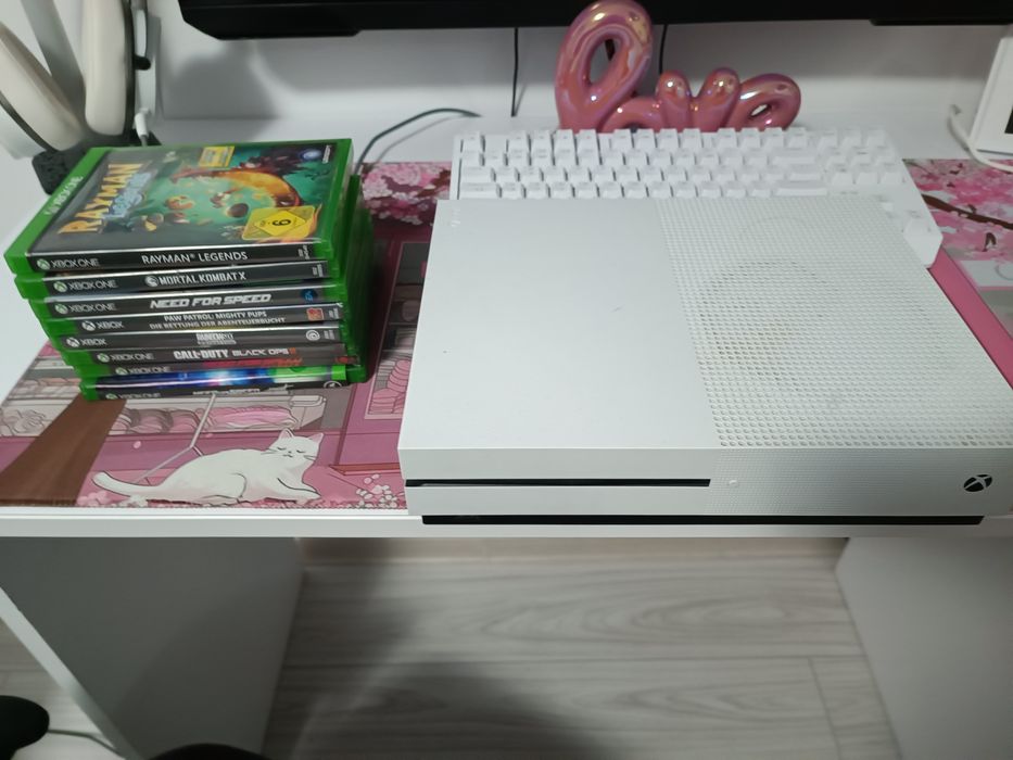 Vand xbox one S de 1tb + 8 jocuri si 3 manete