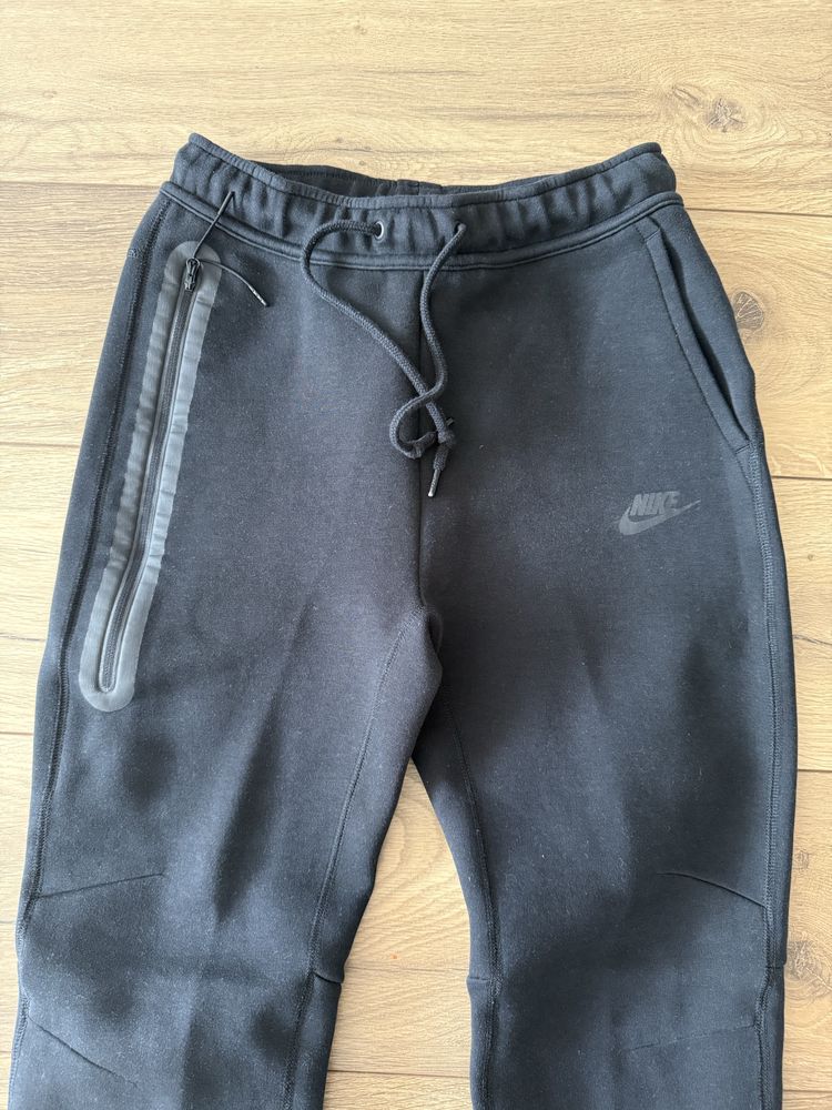 Оригинално мъжко долнище Nike Tech Fleece, S размер