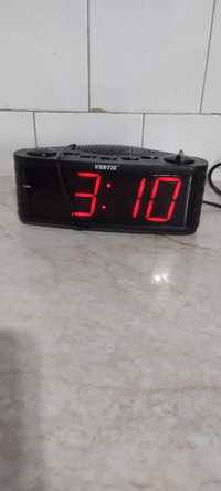 Radio de noptieră cu ceas