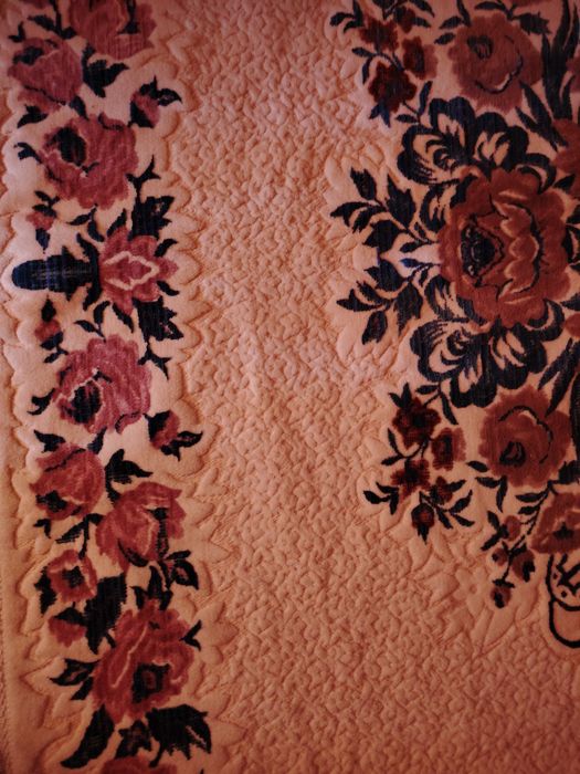 Сюзане, духобада тикилган сузана