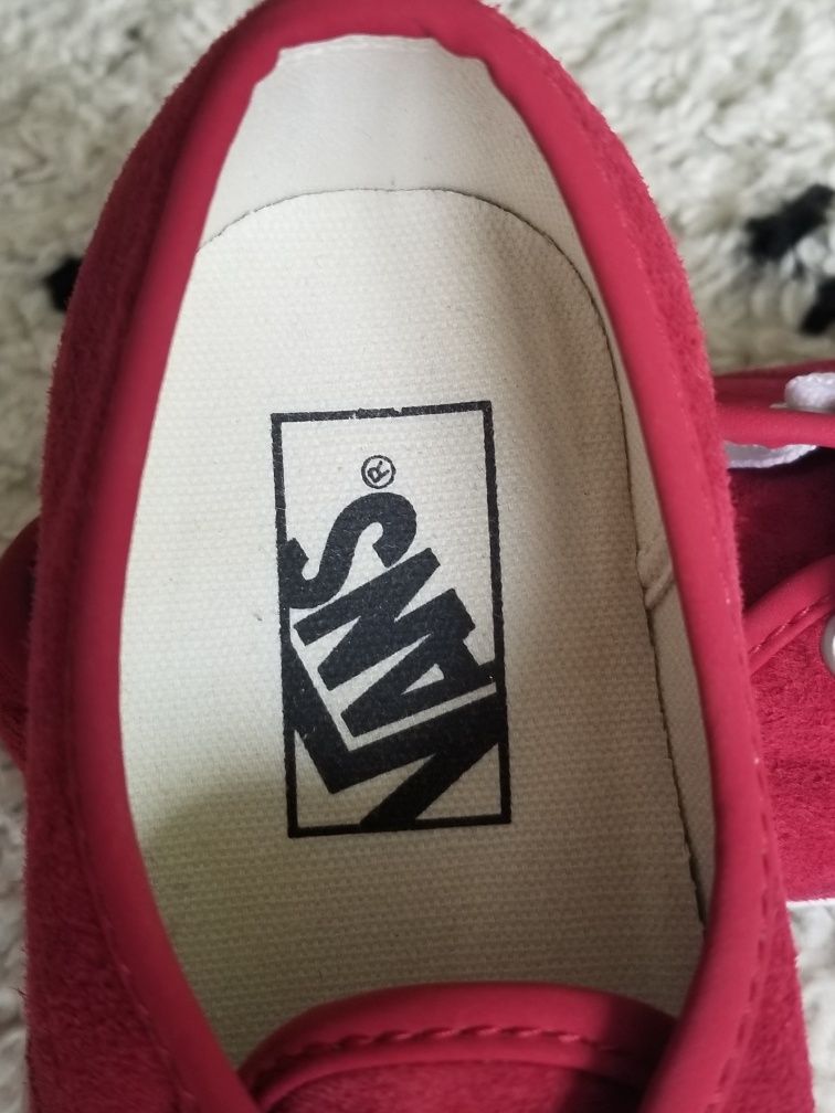 Велурени кецове Vans