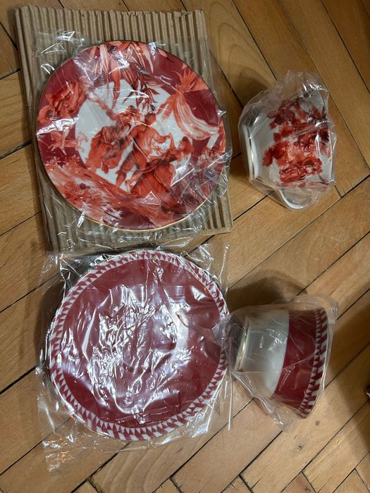 Set portelan 2 cani de cafea si farfurii, Baci Milano