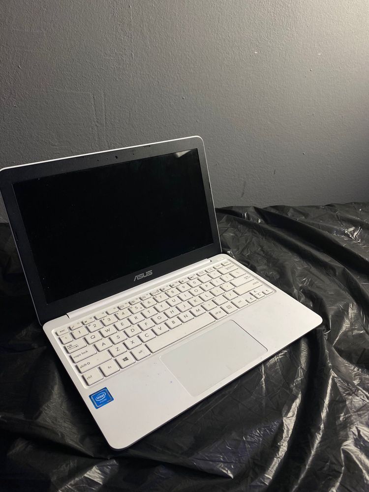 Vand Laptop ASUS ViVoBook X206