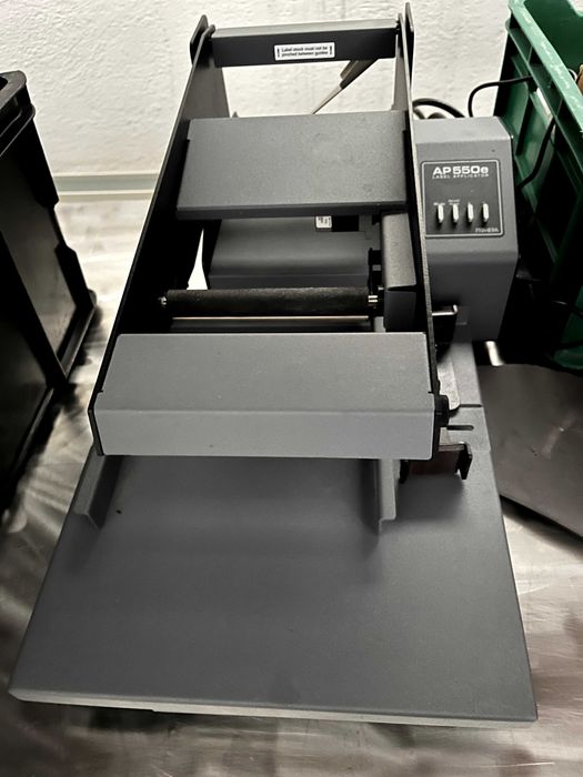 Aplicator de etichete pentru suprafete plane ( Etichetare pe plat  )