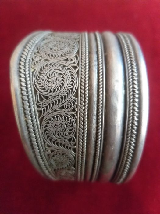 Vand o piesă veche din argint