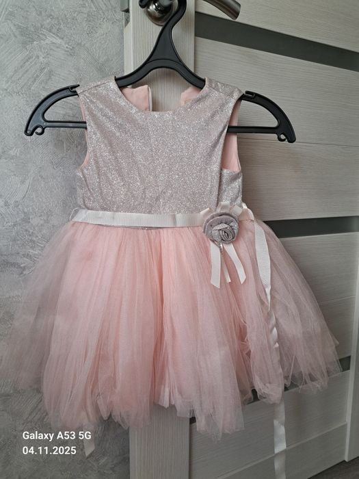 Продам платья девочковые