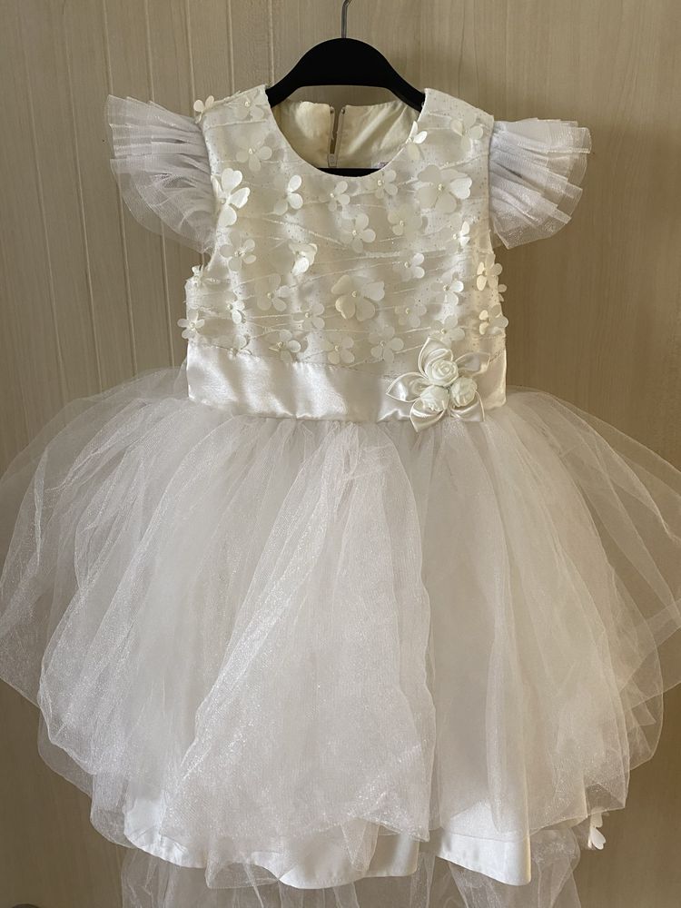 Детска рокля бяла