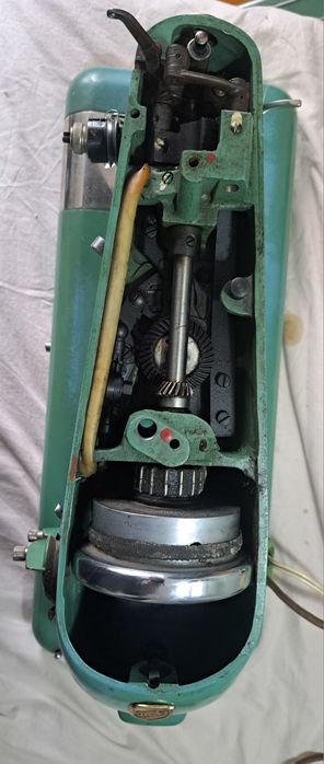 Mașina de cusut vintage Tula URSS electrică