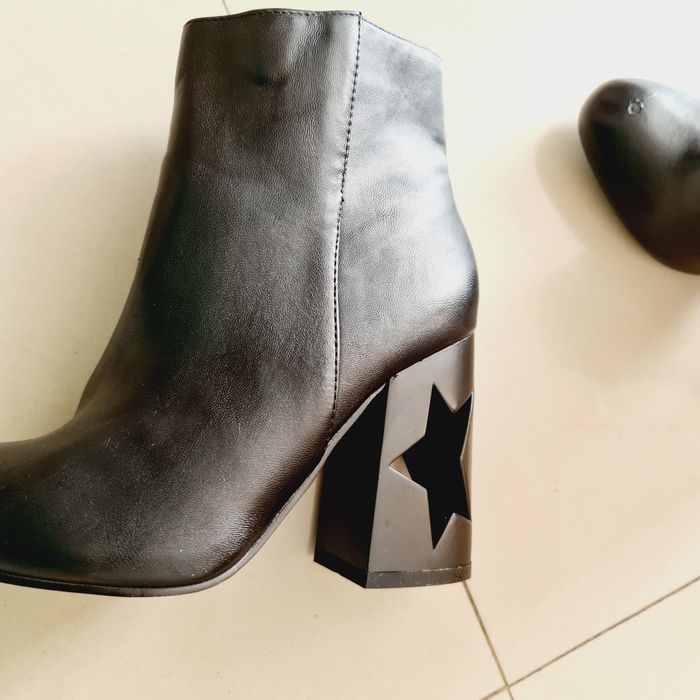 Боти на висок ток