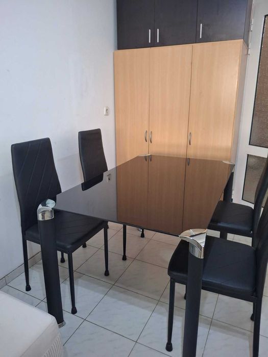 Продавам много запазени  стъклена маса И 4 кожени стола