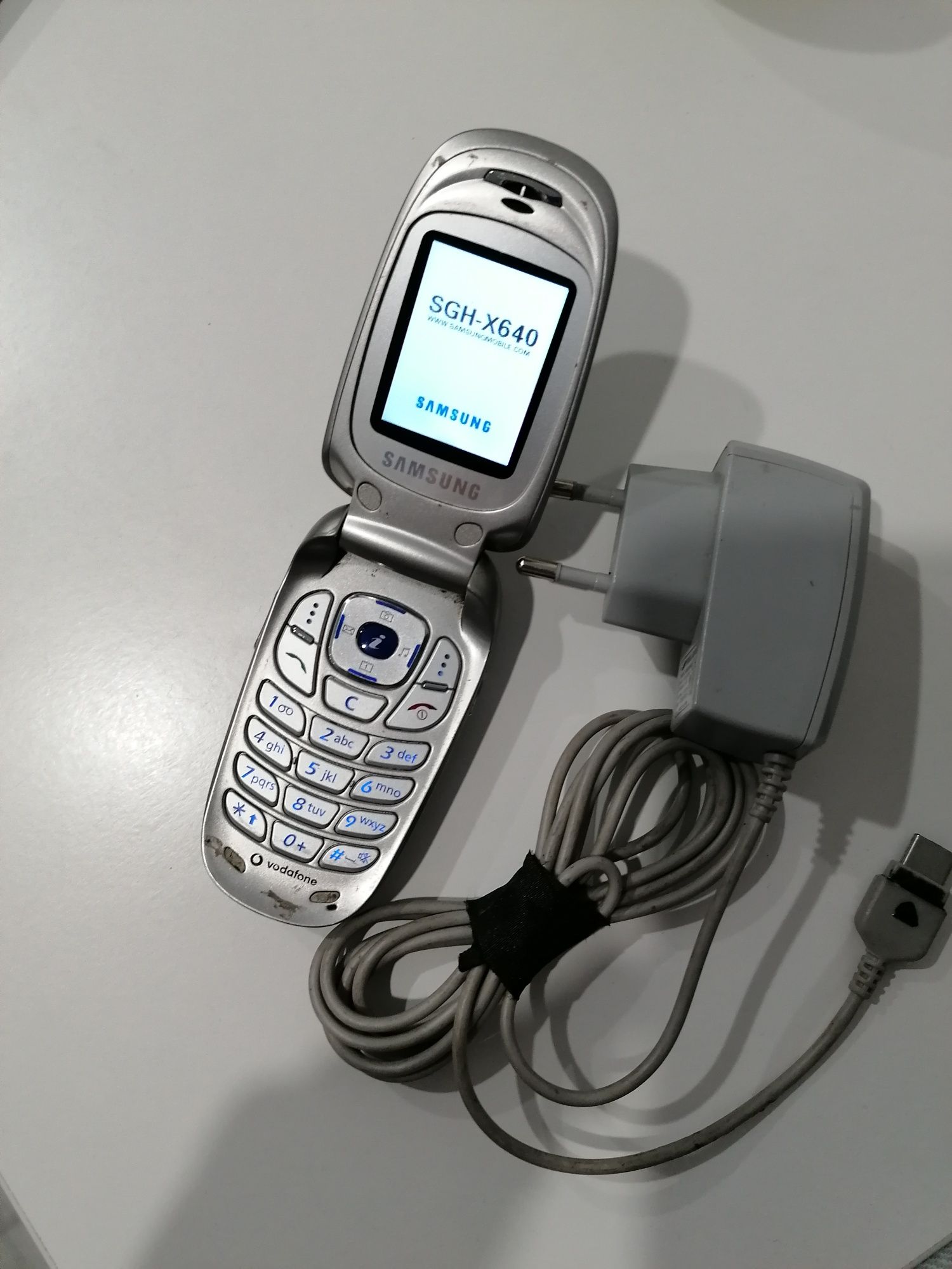 Telefon Samsung SGH-X640 cu încărcător