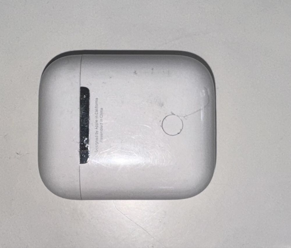 AirPods 1. В идеальном состоянии, работают идеально, дефектов нету.