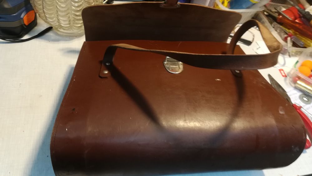 Servieta bărbătească, modernă, puțin folosita. Vezi foto.