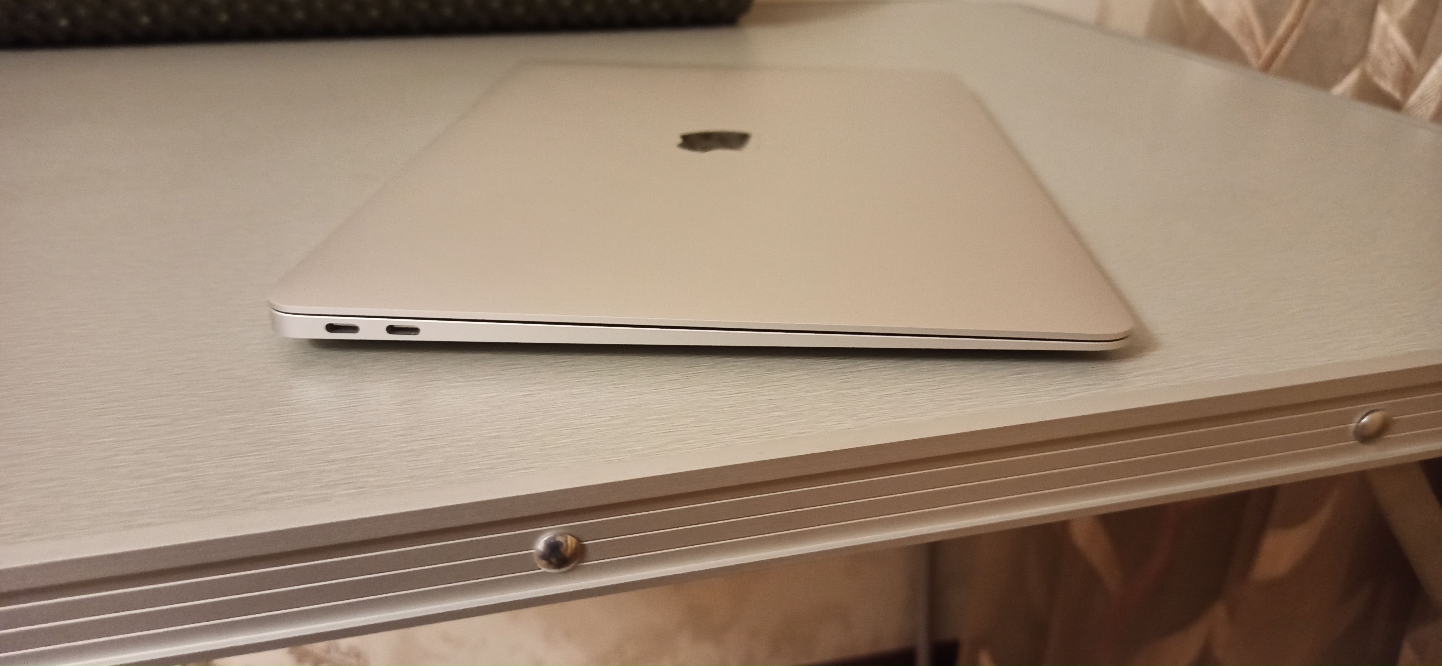 MacBook Air (MI, 256GB SSD, 8GB RAM)