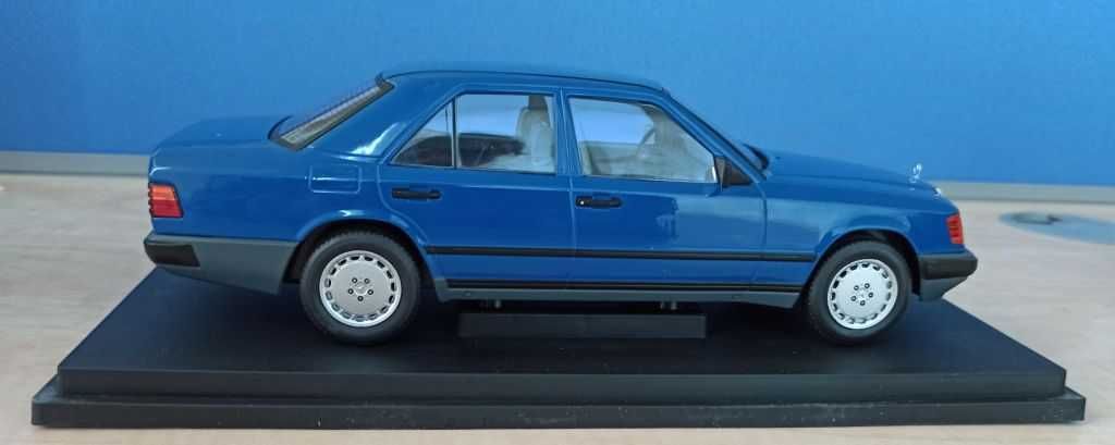 Macheta Mercedes Benz 260E E-Class W124 1984 albastru - MCG 1/18