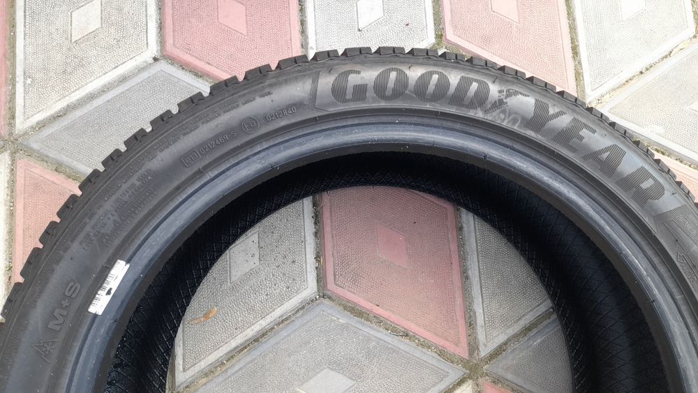 Vand 4 anvelope de iarna 215 45 r17 GOODYEAR foarte bune