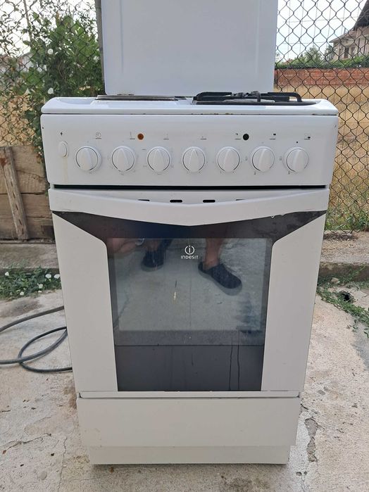 Продавам комбинирана печка Indesit – ток и газ