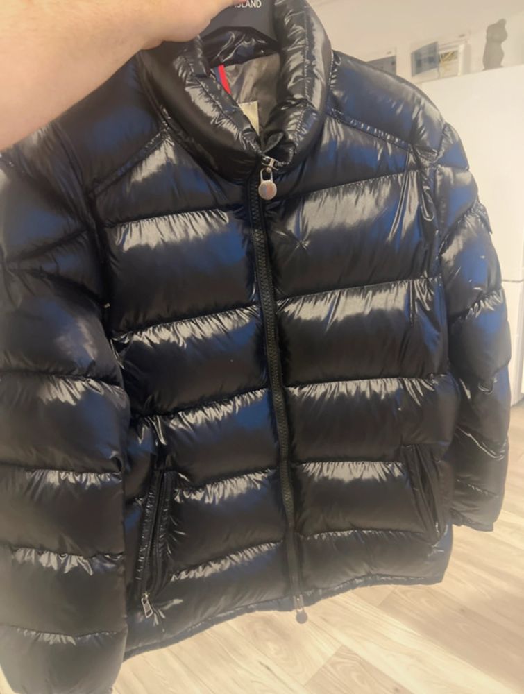 Vand geaca moncler originala