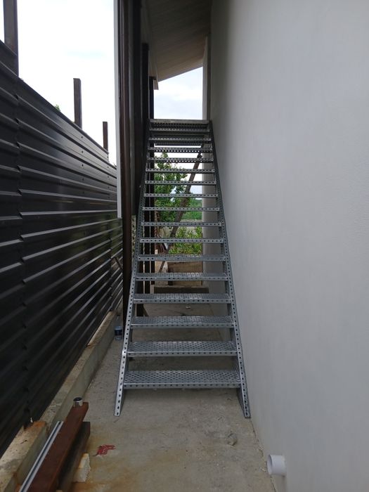 Vindem scări zincate