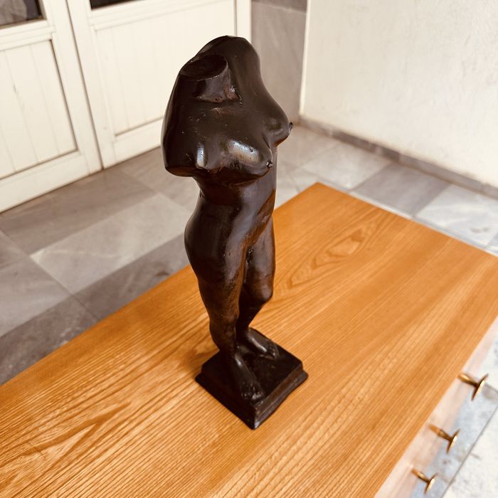 Бронзова скулптура “Женски торс” – изискан артистичен акцент