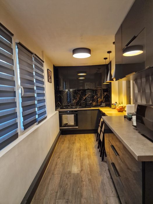 PROPRIETAR vând apartament 3 camere decomandate ,etj P /4 ,zona 1 Mai