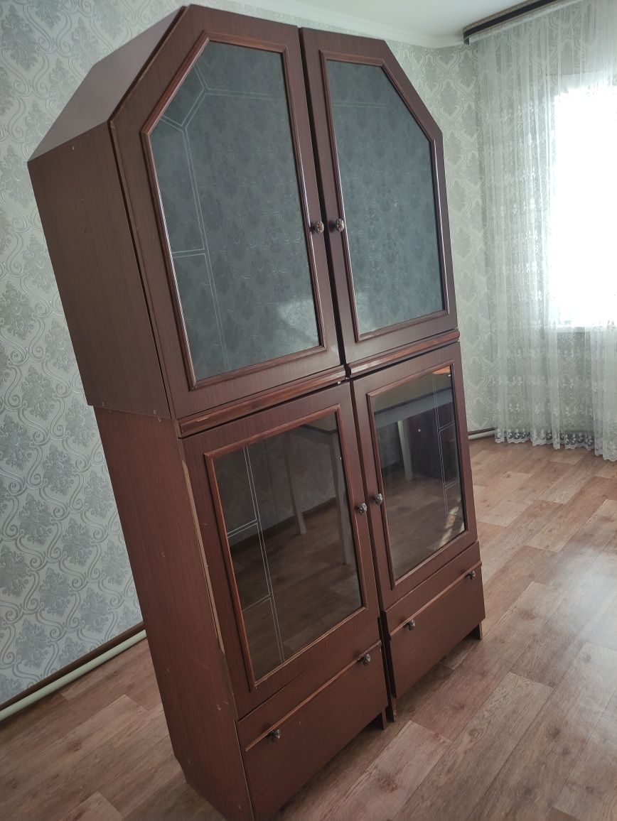 Продам шкаф витрина