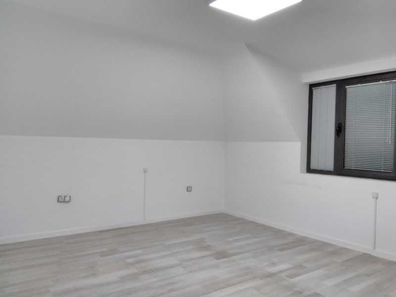 Офис под наем – 93 кв.м в бизнес сграда