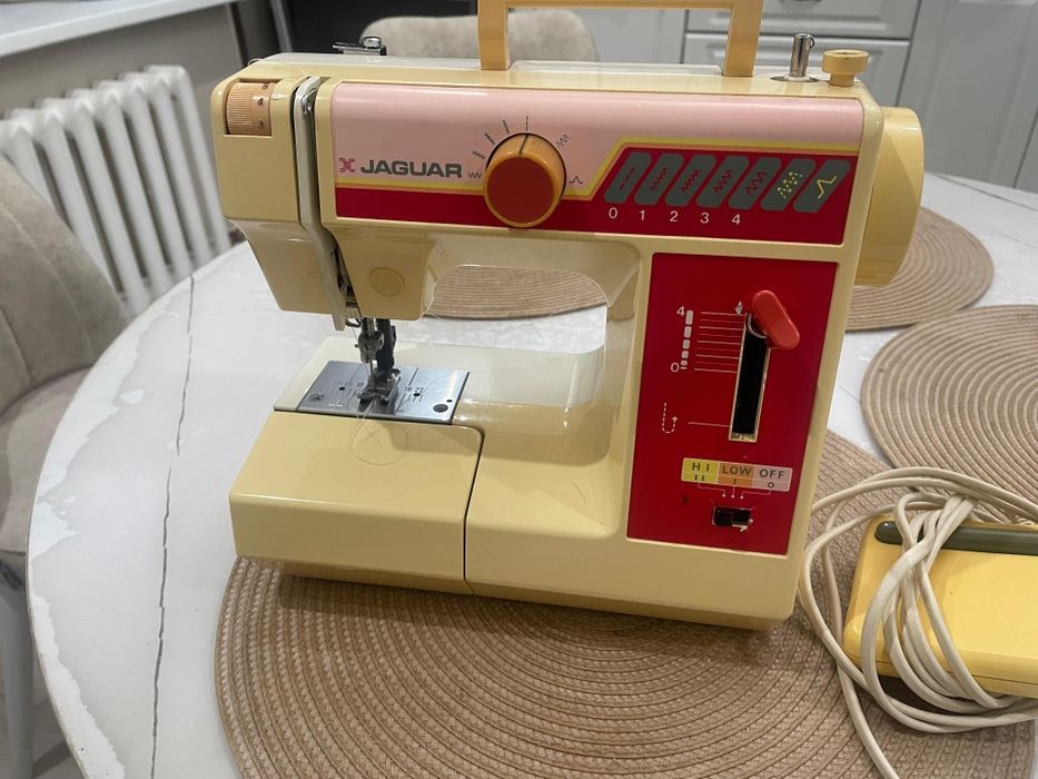 Продам швейную машинку