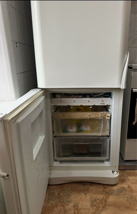 Холодильник LJ, б/у. Работает идеально