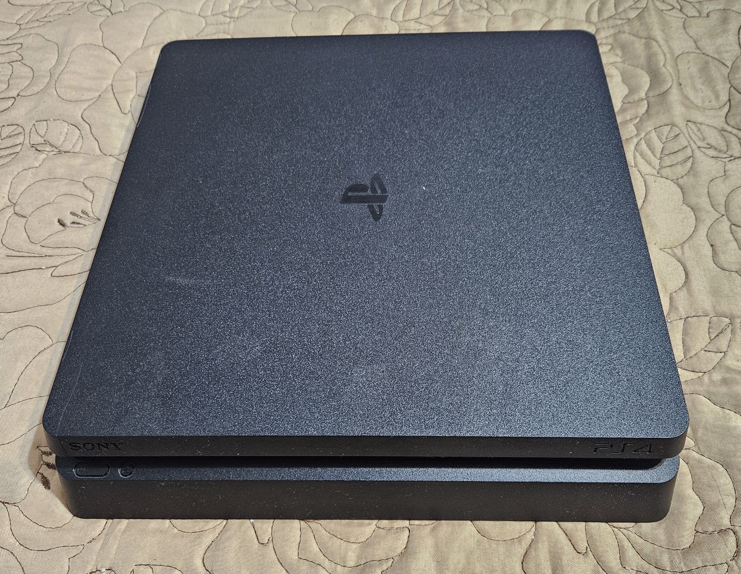 Vand PS4 slim 500gb , 2 Manete si Fifa25