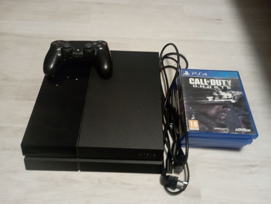 PS4 + 5 jocuri + manetă + accesorii – gata de joacă!

Vând PS4 în s