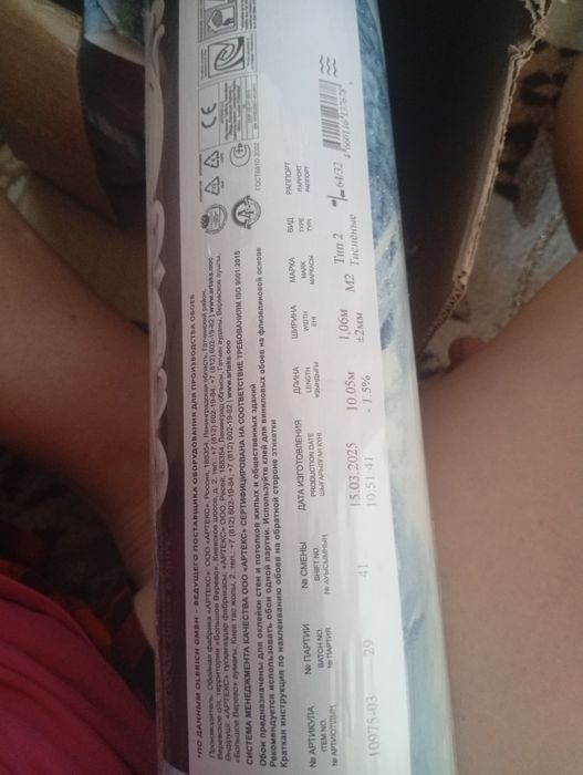 Обои.очень красивые парашюты цветные в голубых горах.с блестками