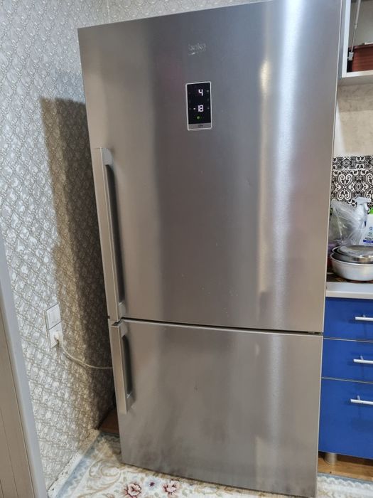 Продам большой холодильник