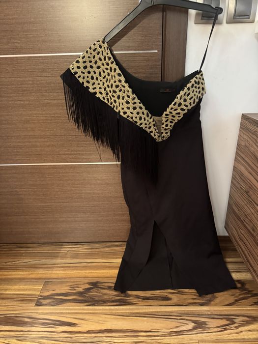 Rochie neagrea cu franjuri si detalii aurii , marca BBY este noua , fa