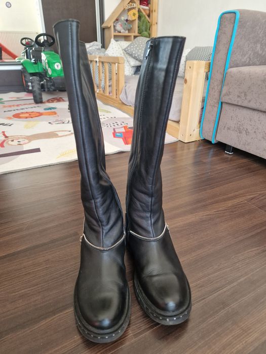 Cizme negre din piele naturala decorate cu fermoar, mărimea 38