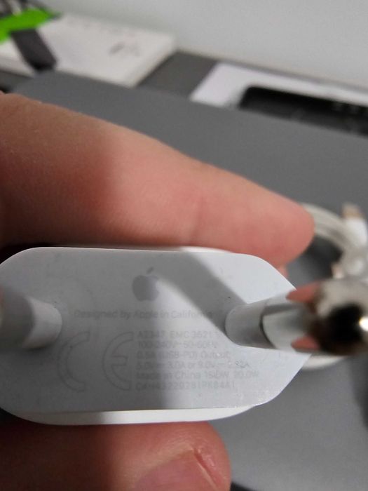 Incarcator si husa iPhone 16