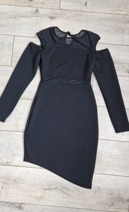 Rochie neagra cu umeri goi