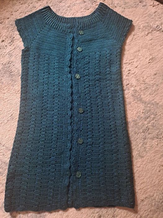 Тукилган кардиган янги кийилмаган