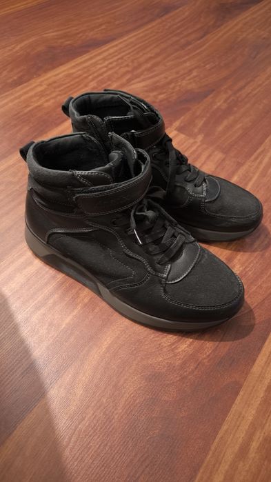 Ботинки продам , размер 39 .