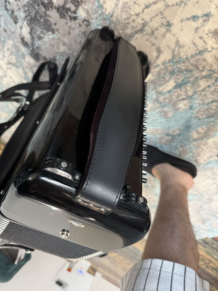 Acordeon Serenelli cu sistem Midi