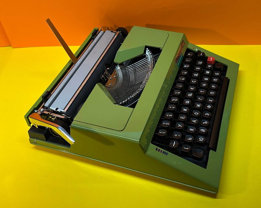 Пишеща Машина Марица 30 с нова лента  клавиатура Кирилица обслужена